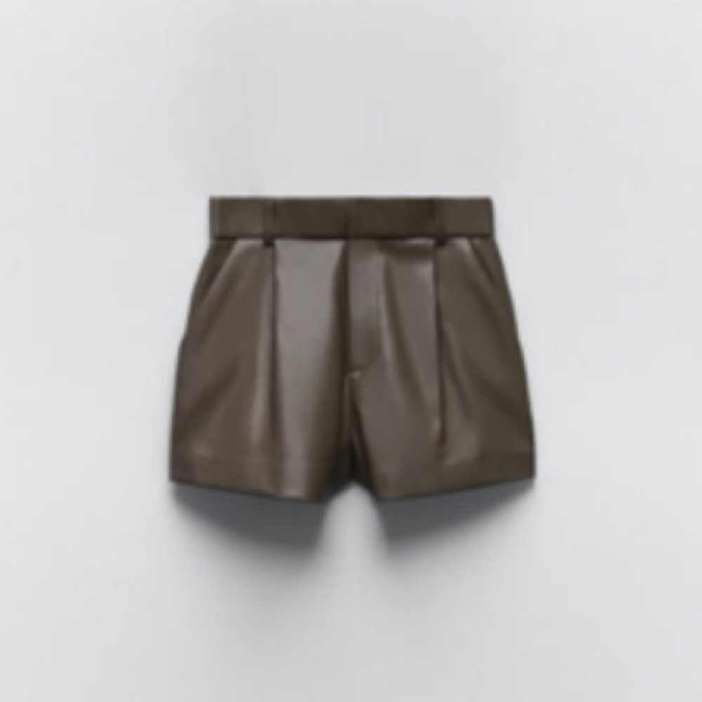 Pleated shorts